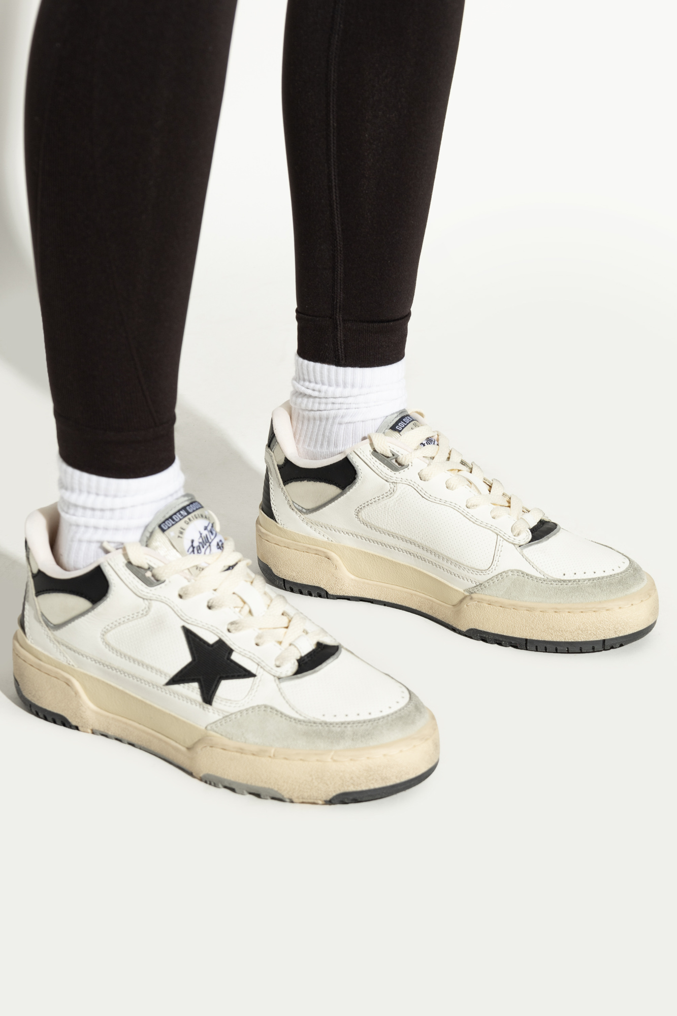 スニーカー Golden  'Forty2' sneakers (GWF00630F00574511395 11395) Men's Forty2 with black star and black leather heel tab